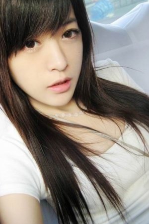 中午妈妈在厨房做饭